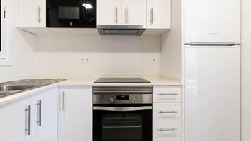 Een magnetron, een oven, een broodrooster