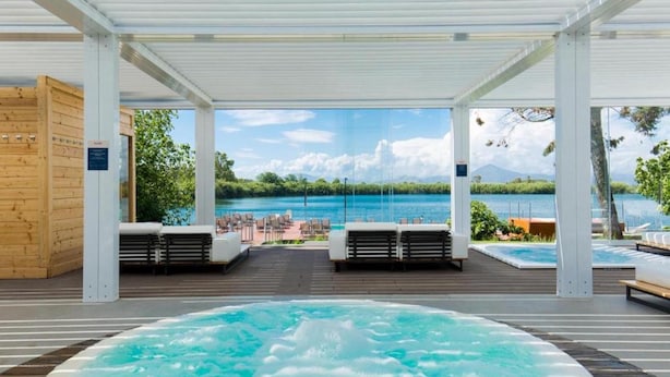 A hot tub area with a view of a lake and mountains. - Laghi Nabi (Castel Volturno)