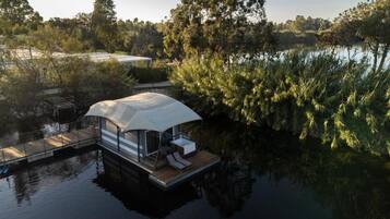 Exclusive Lodge galleggiante con vasca idromassaggio | 1 Schlafzimmer, Minibar, Zimmersafe, Schreibtisch