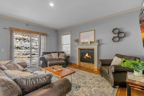 Smart TV, fireplace, video games - EVL Chalet 1/2 mile to Village (Ellicottville)