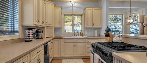 冷蔵庫、電子レンジ、オーブン、コンロ