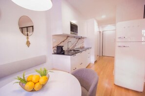 Frigorífico, microondas, placa de cocina y lavavajillas