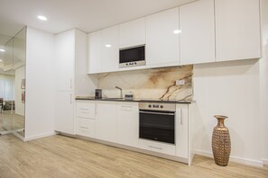 Kühlschrank, Mikrowelle, Ofen, Herdplatte