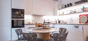 Kühlschrank, Ofen, Herdplatte, Geschirrspüler