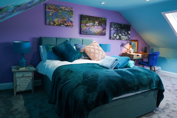 Comfort Triple Room | Premium bedding, individually decorated, individually furnished, desk - The Art Bank (Dalbeattie)