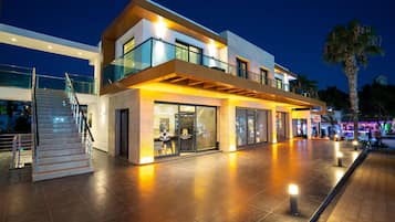 Pintu masuk properti