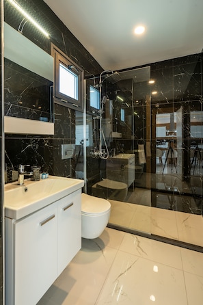Shower, rainfall showerhead, hair dryer, bathrobes - Milenyum Residence (Bodrum)