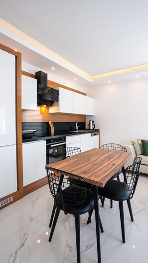 Business-Apartment, 1 Schlafzimmer | Eigene Küche | Kühlschrank, Ofen, Herdplatte, Geschirrspüler