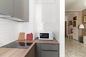 Réfrigérateur, four à micro-ondes, un four, surface de cuisson