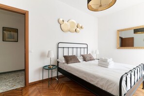 1 habitación, tabla de planchar con plancha, internet y ropa de cama