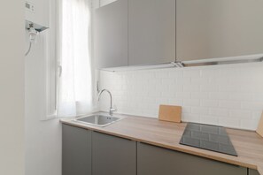 Een koelkast, een magnetron, een oven, een kookplaat