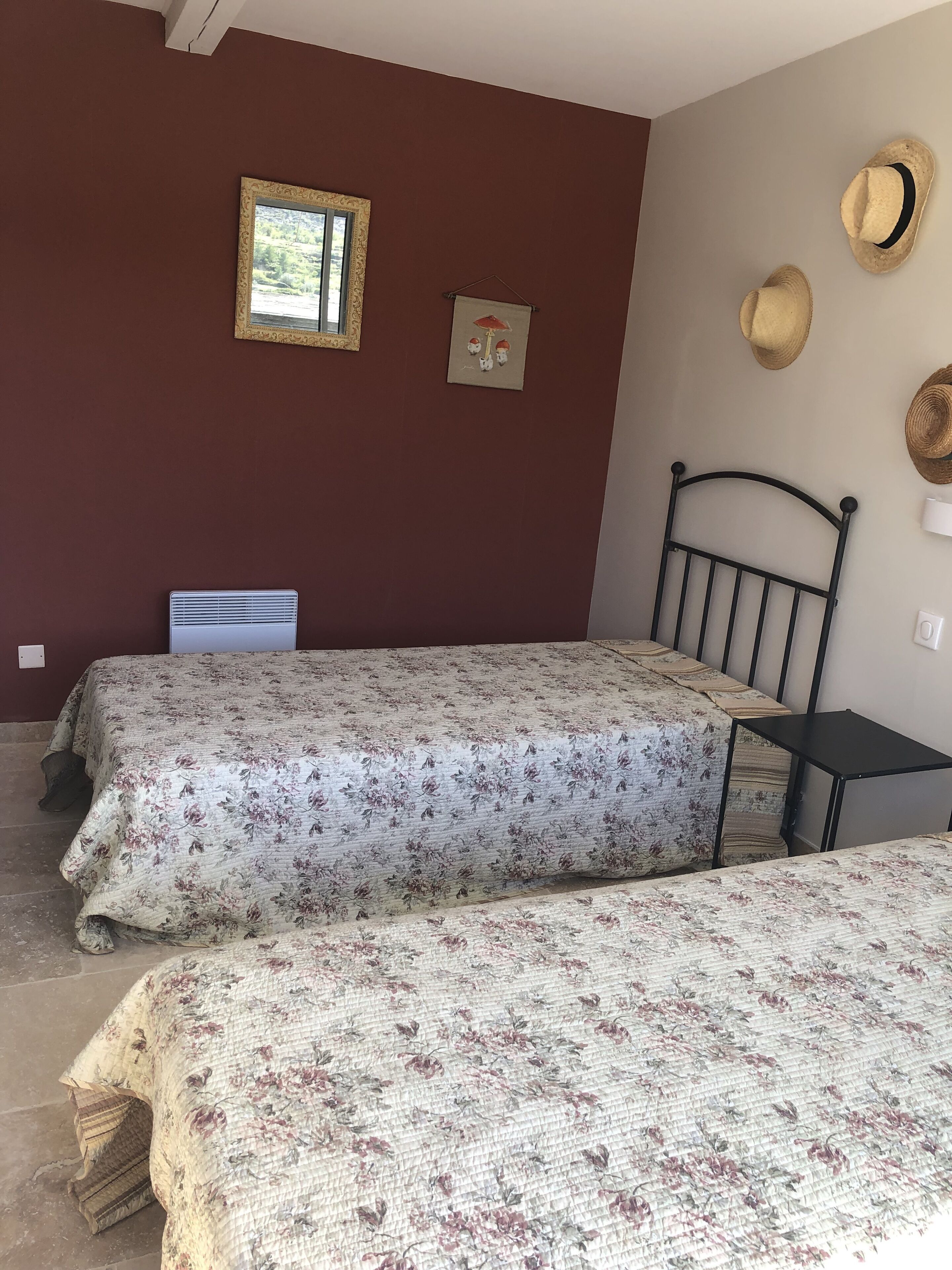 2 bedrooms, iron/ironing board, travel cot