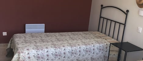 2 habitaciones, tabla de planchar con plancha y cuna de viaje