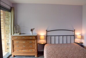 2 chambres, fer et planche à repasser, lit parapluie