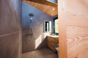 Kostenlose Toilettenartikel, Haartrockner, Handtücher