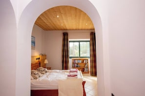 4 bedrooms, desk, iron/ironing board, free WiFi