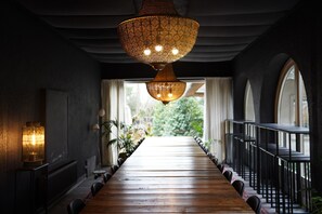 Deluxe-Villa | Essbereich im Zimmer