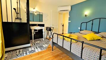 8 makuuhuonetta, tallelokero huoneessa, silitysrauta/-lauta