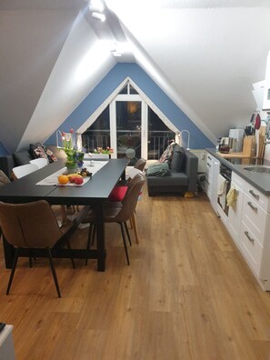 Deluxe-Apartment, 4 Schlafzimmer | Wohnbereich | Flachbildfernseher