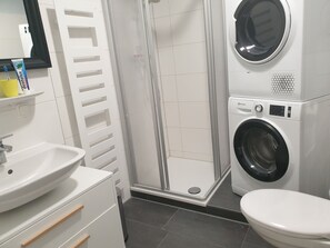 Deluxe-Apartment, 4 Schlafzimmer | Badezimmer | Dusche, Haartrockner, Handtücher, Seife