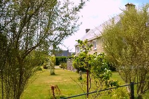 Property grounds - Well equipped Family villa for 10 - 3' walk from Pors Carn beach - BBQ - Garden (Penmarc'h)