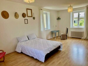 4 bedrooms, desk, free WiFi, bed sheets