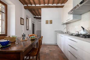 Réfrigérateur, un four, surface de cuisson, grille-pain