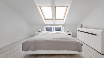 Apartment (34 ŻAGIEL) | Individually decorated, individually furnished, laptop workspace