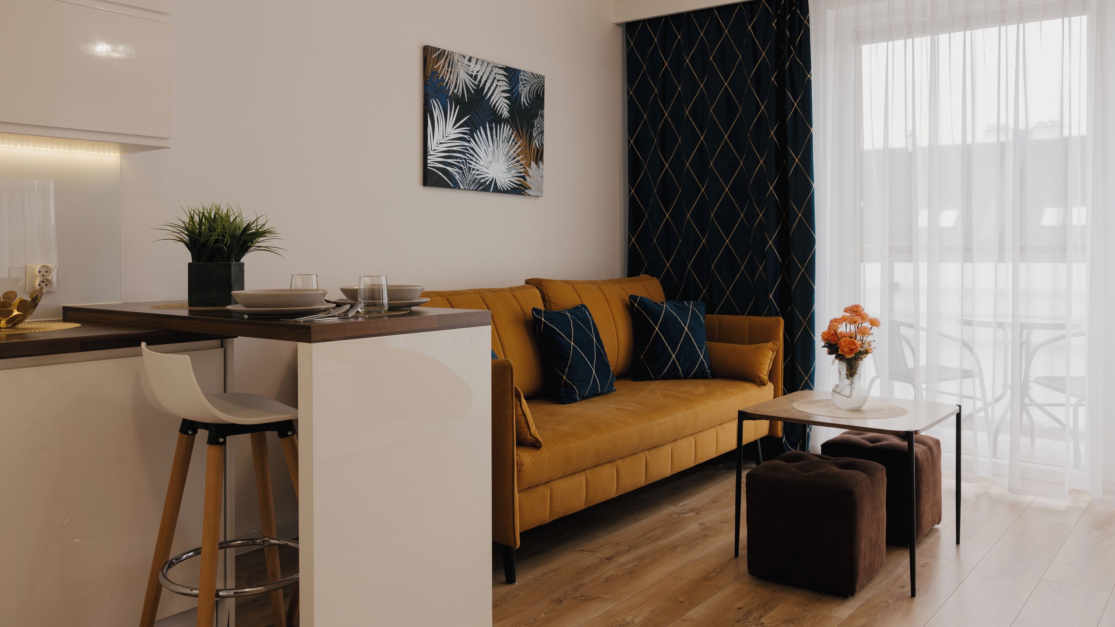 Un espace de vie moderne comprenant un canapé, une table basse et un coin bar.