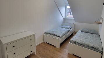 2 bedrooms, travel cot, WiFi, bed sheets