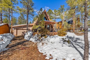 Exterior - A-Frame in the Pines – Flagstaff Adventure Base (Munds Park)