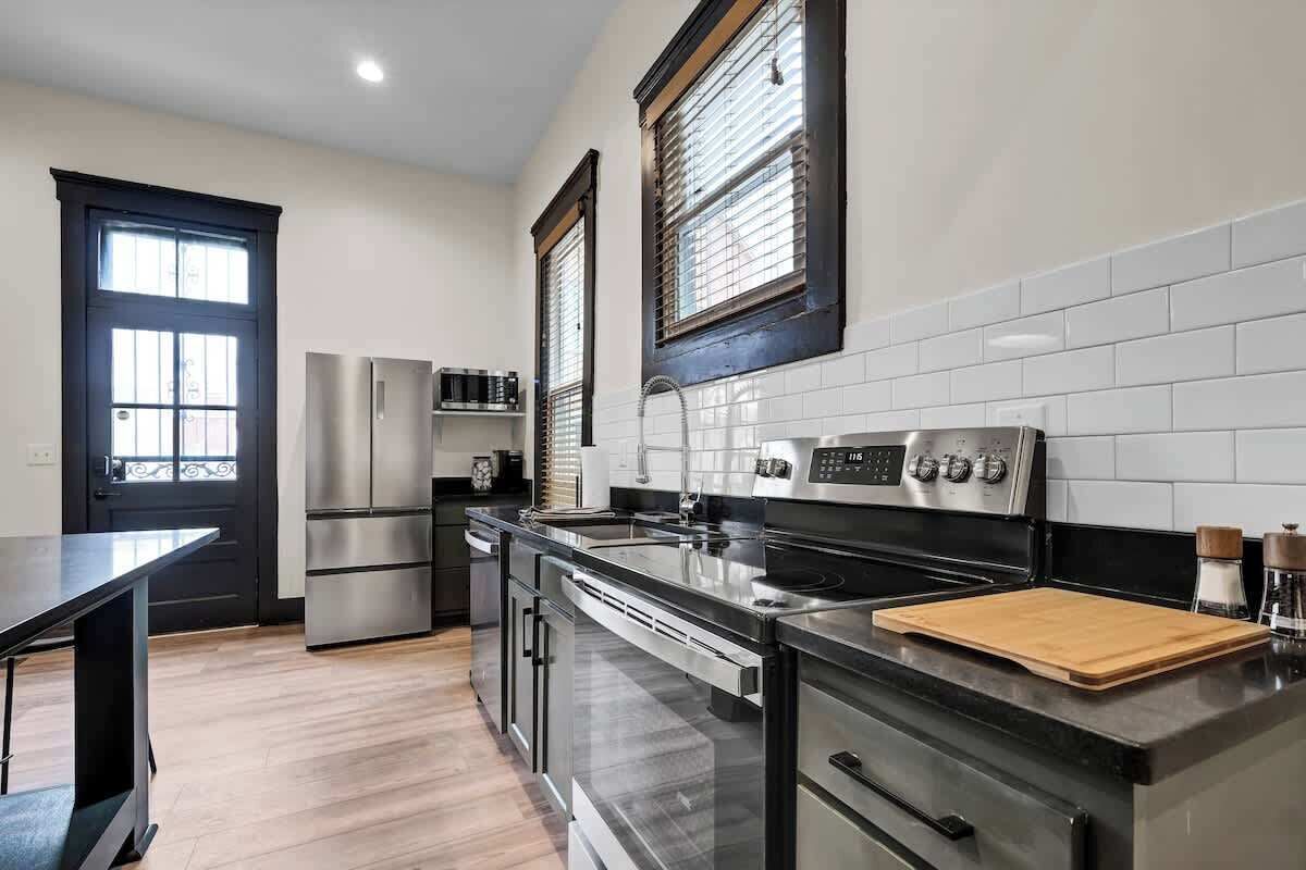 Refrigerador, microondas, horno y parrilla de estufa 