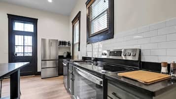 Frigorífico, microondas, horno y placa de cocina