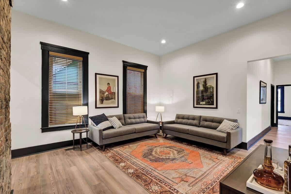 Una televisión, una oficina