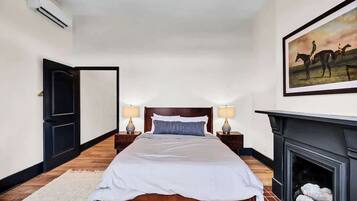 1 dormitorio, tabla de planchar con plancha, wifi y ropa de cama