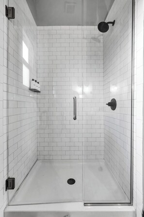 Shower, hair dryer, towels, shampoo - Stay in Historic Butchertown, Blocks From NuLu (Louisville)