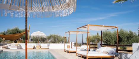 Piscine extérieure, chaises longues