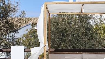 Una piscina al aire libre, tumbonas