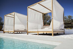 Piscine extérieure, chaises longues