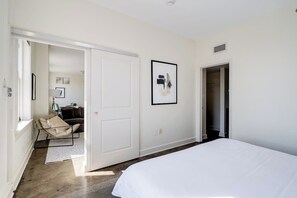 2 bedrooms, iron/ironing board, WiFi, bed sheets - 2 BR Apartment w/ King Bed in Historic Building (Louisville)