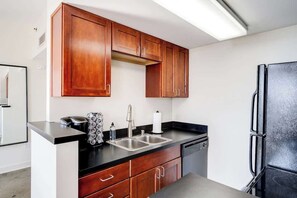 Jääkaappi, uuni, liesi, astianpesukone