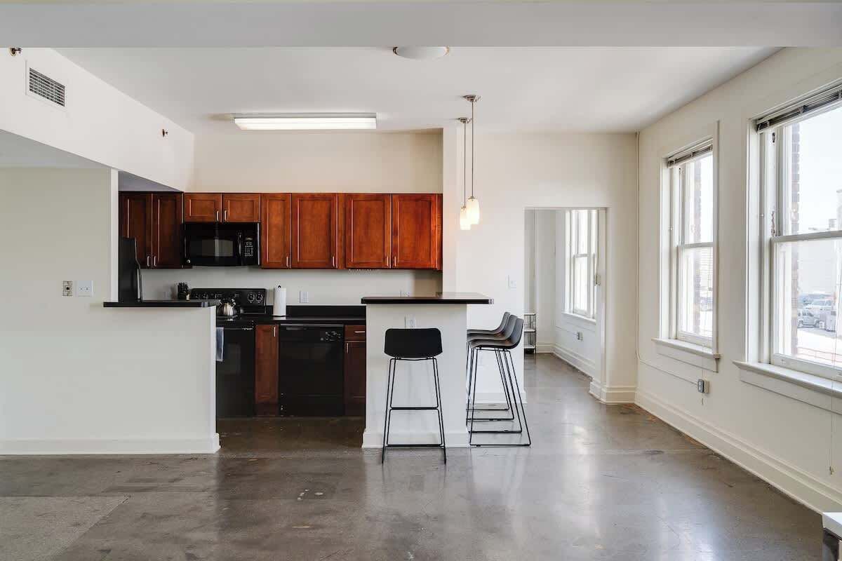 Een koelkast, een oven, een kookplaat, een vaatwasser