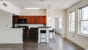 Frigorifero, forno, piano cottura, lavastoviglie