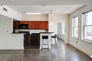 Geladeira, fogão, cooktop, lava-louças