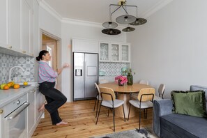 Apartament Deluxe | Cuina privada | Frigorífic, forn, placa de cuina i rentaplats