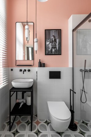 Apartamento Deluxe | Baño | Ducha, secador de pelo, toallas y jabón