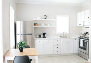 Réfrigérateur, four à micro-ondes, un four, surface de cuisson