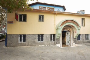 A building with a sign reading 'POTINCILER' and an archway with 'BAYUK HAMAM' written above it.