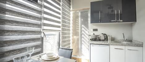 Nevera en la zona común y microondas en la zona común