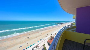 Un balcón con vistas a la playa y al océano.
